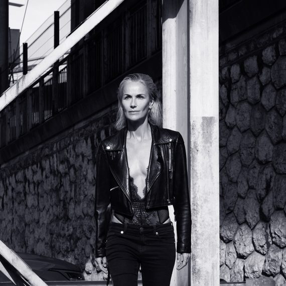 femme classique et rock habillé en noir.