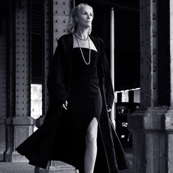 femme classique habillé en noir.