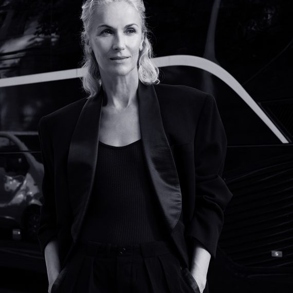 femme classique habillé en tailleur noir.