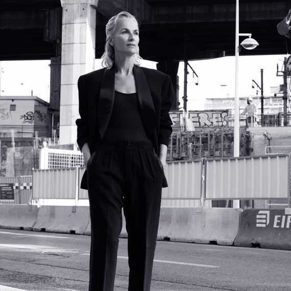 Femme classique habillé en noir.