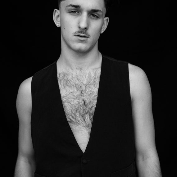 jenue homme au studio