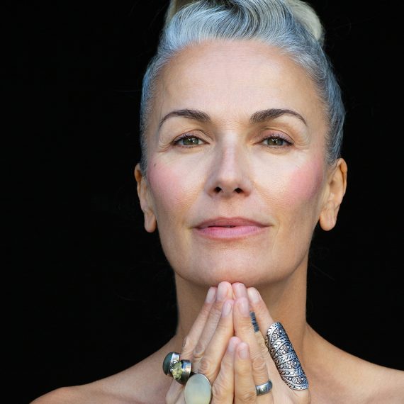 belle femme avec des bijoux.