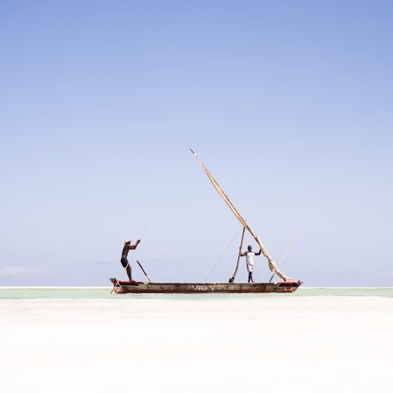 bateau de pêche sur une plage de rêve.