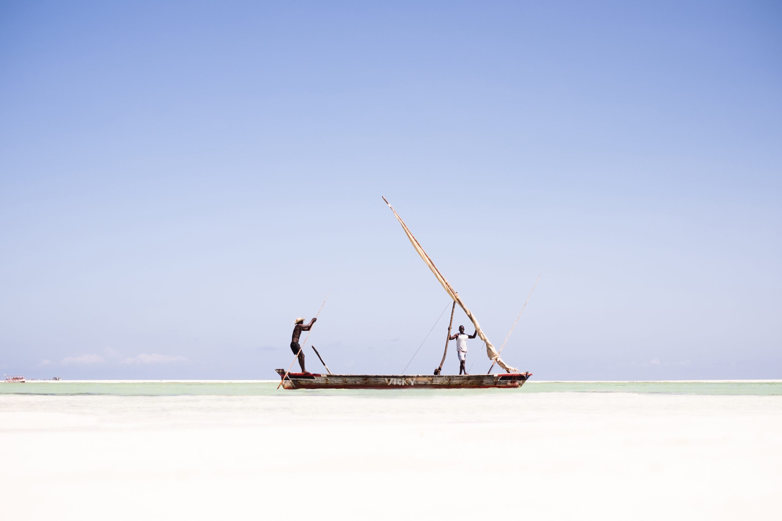bateau de pêche sur une plage de rêve.
