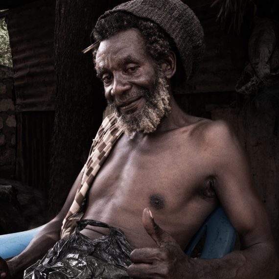 personnage local dans une bidonville au Kenya.