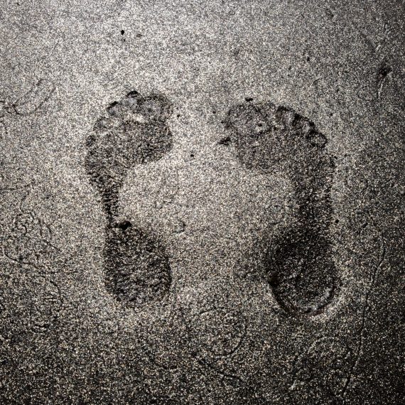 trace de pieds le sable argentée.