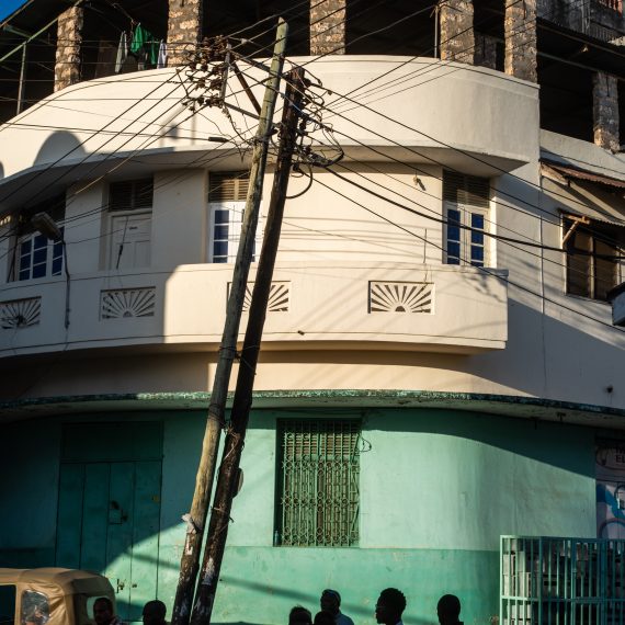 Des ombre des passager devant un immeuble à Malindi.
