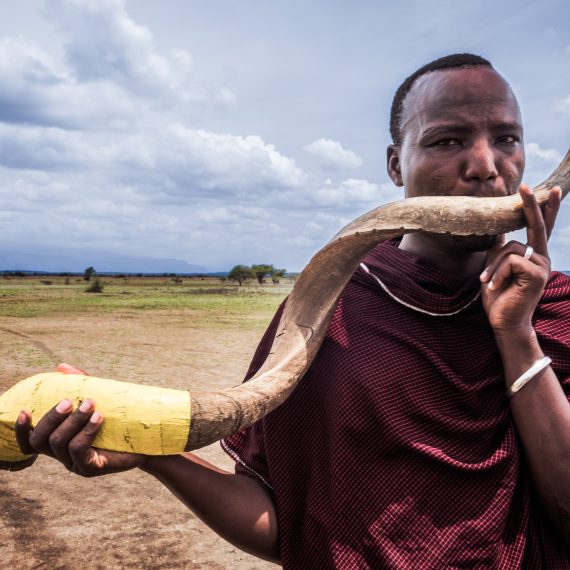 Portrait d'un Masai qui joue le corn.