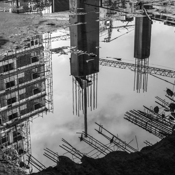 site de construction vue dans un flaque d'eau