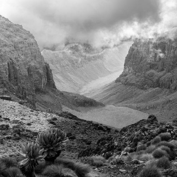 Paysage de haute montagne en noir et blanc.