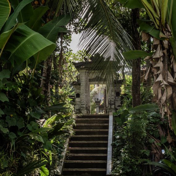 Un escalier vers une temple.