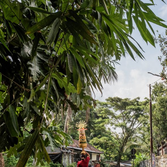 Femme qui porte des choses sur sa tête.
