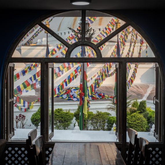 Fenêtre vers des drapeaux Tibétains.