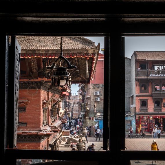 Fênetre vers une ville ancienne.