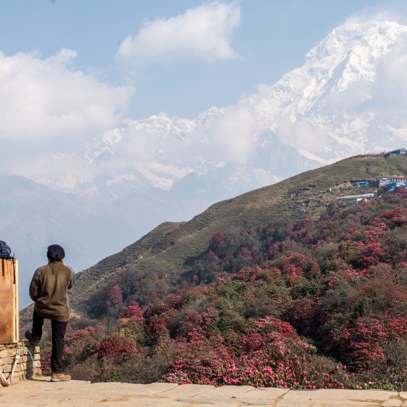 Porteur devant montagne Népalais.