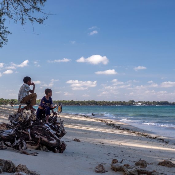 photo des enfants et la vue de l'océan indien
