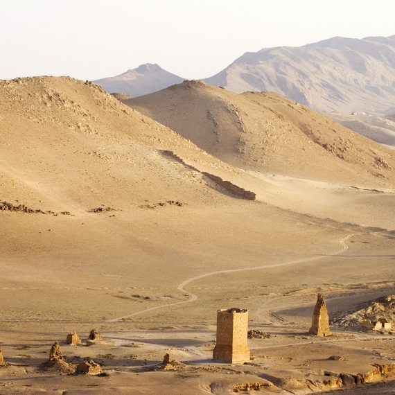Paysage desert avec monument.