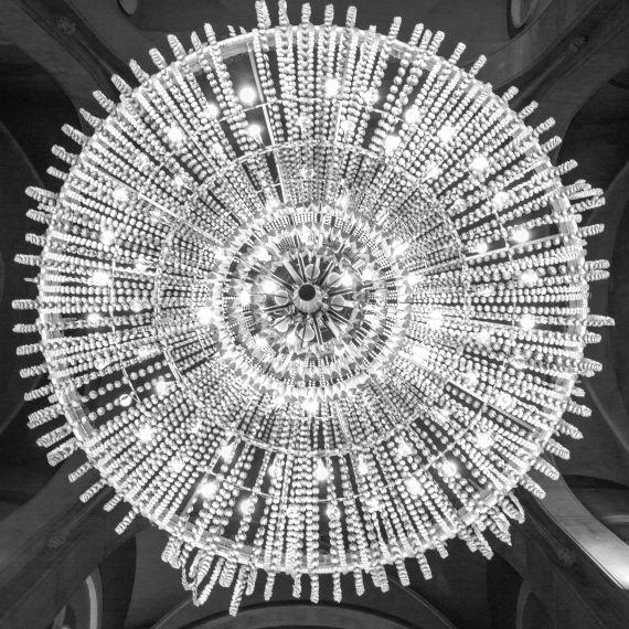 Photo noir et blanc d'un Chandelier.