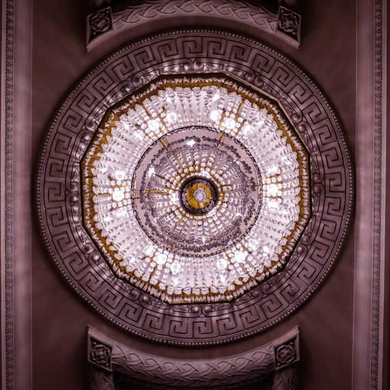 Photo en couleur d'un Chandelier.