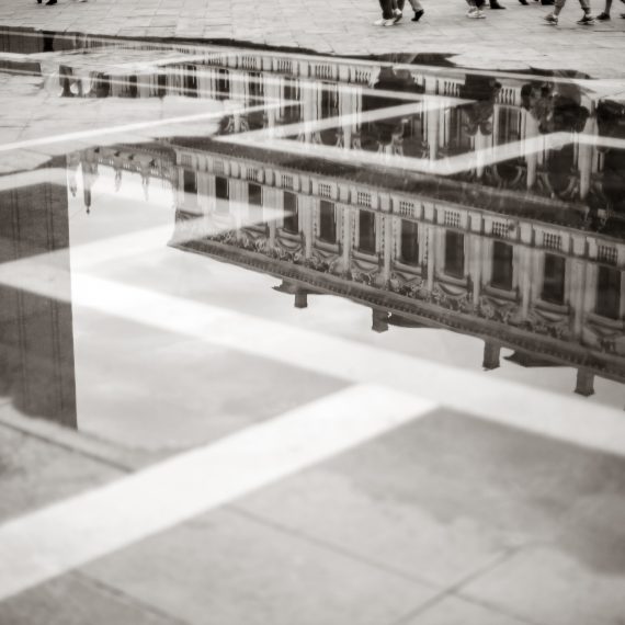 reflection dans une flaque d'eau.