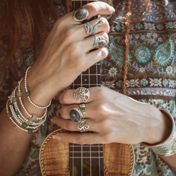Une femme tenant une guitare et portant un collier.