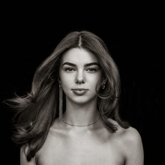 jeune femme avec bijoux en coverture