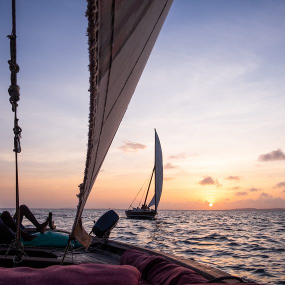 Couchée de soleil sur la côte et des bateaux traditionnels.